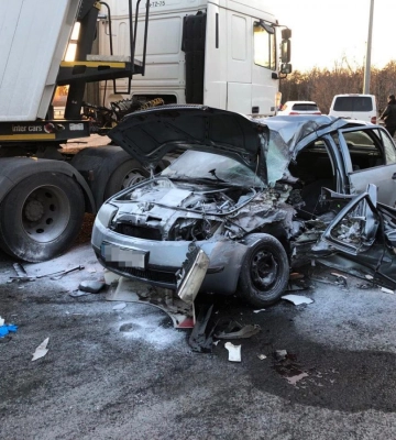 У Рівненському районі зіткнулися вантажівка та легковик: двоє травмованих
