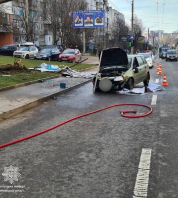 Авто перекинулося: у Чернівцях на Героїв Майдану п&#039;яний водій в&#039;їхав у дерево  та білборд