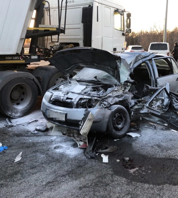 У Рівненському районі зіткнулися вантажівка та легковик: двоє травмованих