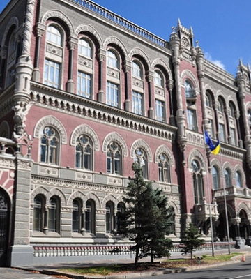 Нацбанк продовжує продавати долари, незважаючи на падіння курсу