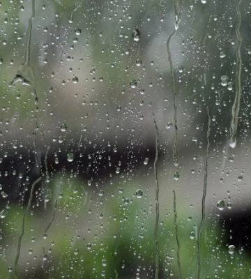 У Києві йде сильний дощ, водіїв просять бути уважними