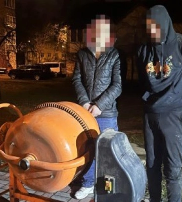 І не надірвалися ж: у Рівному з магазину поцупили бетонозмішувач