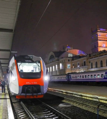 Укрзалізниця відновлює курсування потягу Львів – Коломия