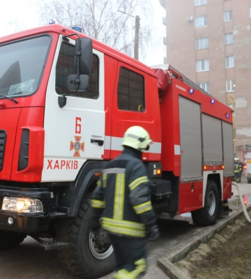 В Харькове бойцы ГСЧС спасли из горящей девятиэтажки десятерых человек 