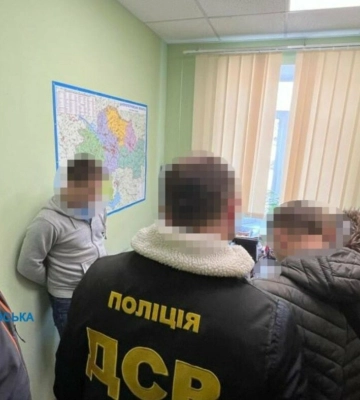Вимагали 5 тисяч доларів. На Дніпропетровщині викрили двох посадовців однієї з міськрад регіону на хабарі