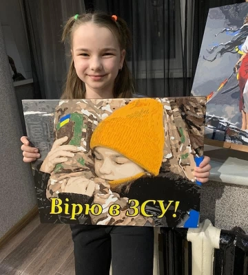 9-річна Марта з Вараша продає картини, щоб назбирати 110 тисяч гривень на дрон для ЗСУ