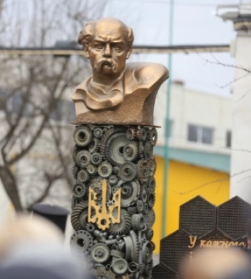 На Тернопільщині відкрили пам&#039;ятник Шевченку в індустріальному стилі