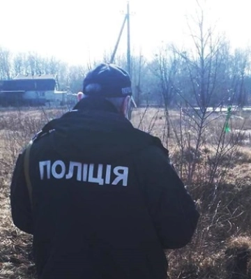 Под Изюмом эксгумировано тело погибшего от российских обстрелов мужчины