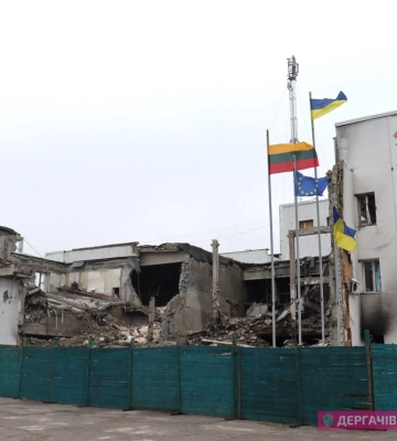 Над розбитою росіянами будівлею під Харковом підняли литовський прапор