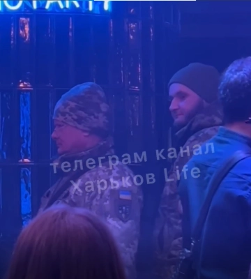У Харкові у клуб навідалися військкоми і вручають повістки – соцмережі (відео)