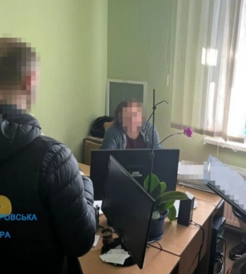 На Дніпропетровщині на хабарі викрито двох службовців міськради 