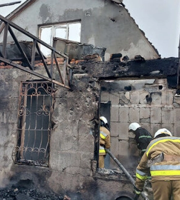 Удар військ РФ по Очакову: зайнялися автівки, пошкоджено будинки, - ОВА
