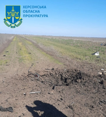 На Херсонщині цивільний автомобіль підірвався на міні, є загиблі і поранені