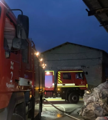 У Чернівцях вранці згорів склад на вулиці Зеленій