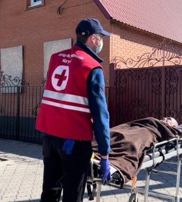 Миколаївські волонтери Червоного Хреста транспортують маломобільних людей
