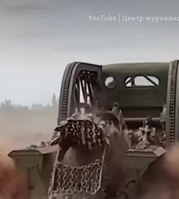 «Сезона точно не будет»: на пляжах западного побережья Крыма россияне строят линии укреплений (видео)