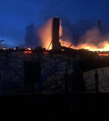 Згоріла хата і власник загинув. На Поліссі 8 рятувальників гасили палаючий будинок