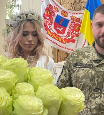 Горячая поездка: бойца ВСУ вывезли из Бахмута на собственную свадьбу на танке 