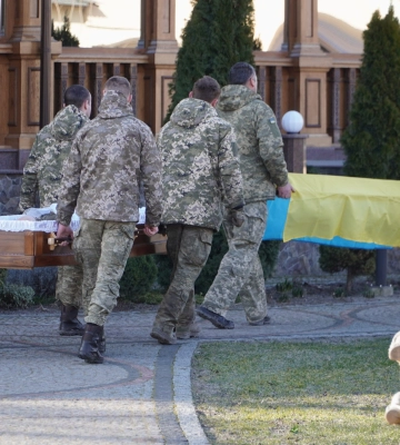 Маленька донечка залишилася без батька: на Волині в останню дорогу провели прикордонника з Луганщини