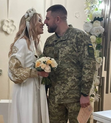 Горячая поездка: бойца ВСУ вывезли из Бахмута на собственную свадьбу на танке 