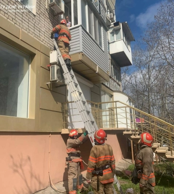 В Одеській області рятувальники прийшли на допомогу хлопчику, що знаходився за межами балкону