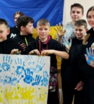 У Луцьку патрульні разом з дітьми створили плакат для своїх колег, які воюють на передовій