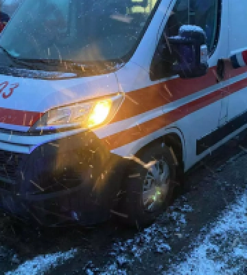 Під Білогородкою бійці ДСНС врятували швидку, яка везли пацієнта до лікарні