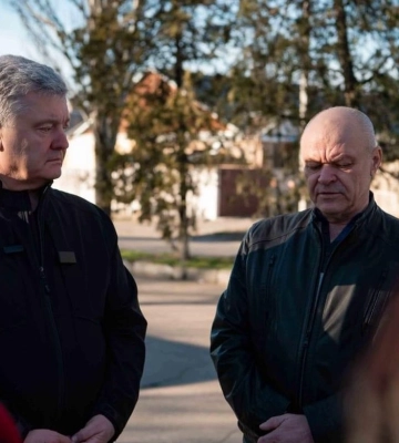 Порошенко у Херсоні зустрівся із бійцями тероборони, які у перші дні війни практично голіруч намагалися зупинити російські танки (Відео)