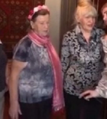 Своих не бросаем - рашисты в Мелитополе накормили бабушек просроченными конфетами под песнопения ведьмы