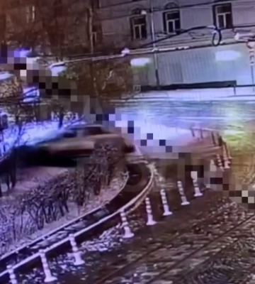 Збив шлагбаум, делініатори, але в кущах забуксував: нічна ДТП у центрі Львова (відео)