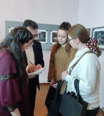 У літературному музеї презентували фотовиставку французького кінодокументаліста Жакі Леба