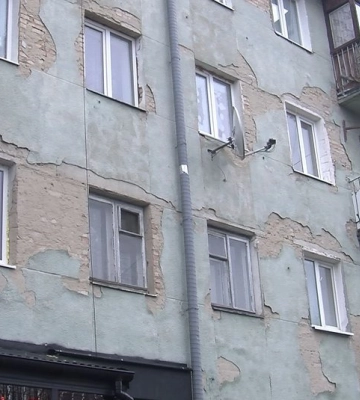 Мешканці будинку в Луцьку скаржаться на плісняву та тріщини. Що кажуть комунальники