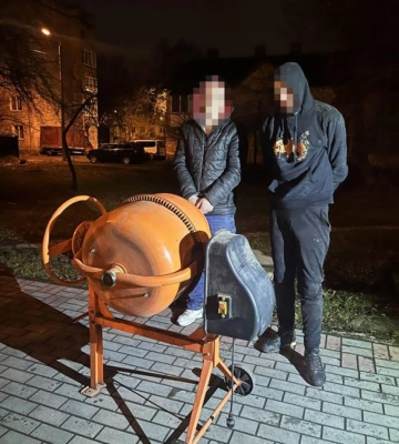 У Рівному затримані двоє злодюг, які поцупили з магазину... бетонозмішувач