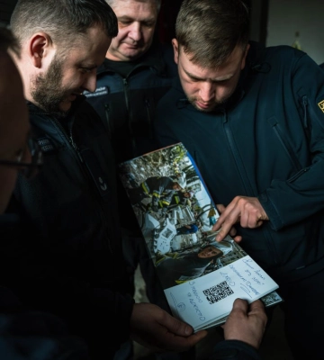 Рятувальникам із Бахмута передали один із екземплярів друкованого щоденника війни: фото, відео