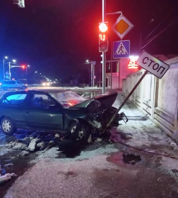 Влетів у знак: у Сарнах за скоєння ДТП поліцейські склали на водія адмінматеріали