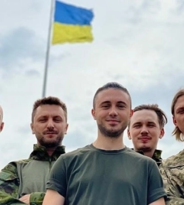 Еще один известный исполнитель подписал флаг, который поедет в деоккупированный Мелитополь (видео)