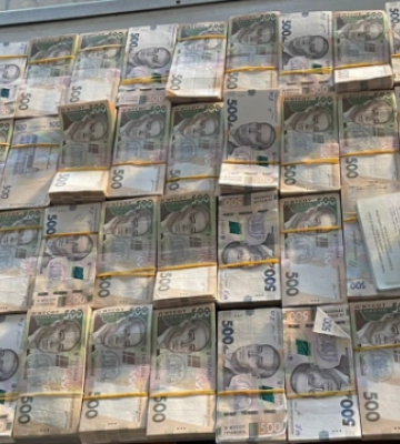 37 млн грн у валізах: викрито схему ввезення в Україну грошей, вкрадених на ТОТ