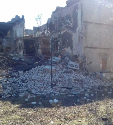 Окупанти обстріляли ракетами школу в Авдіївці, загинула людина