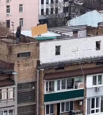 У Києві поліція розшукує невідомого, який забудував дах багатоповерхівки (відео)