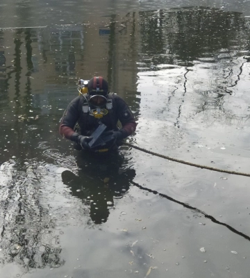 Водолази у Львові дістали з озера речовий доказ - ноутбук