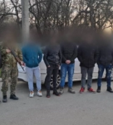 Мукачівські прикордонники затримали вісьмох чоловіків, які намагалися перетнути кордон
