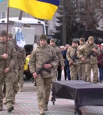 Не мав бойового досвіду: у Рівного проводжали в останню дорогу Сергія Юрчилу (ВІДЕО)
