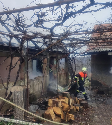 На Закарпатті чоловік виніс із палаючого будинку літню жінку, потерпіла з отруєнням та опіками – в лікарні (ФОТО)