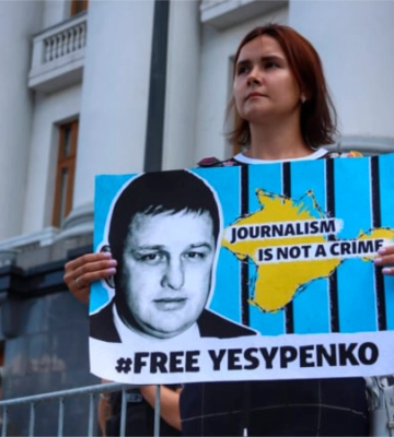 «Вірю, що ЗСУ повернуть наших людей»: дружина журналіста Владислава Єсипенка – про два роки його ув&#039;язнення в Криму