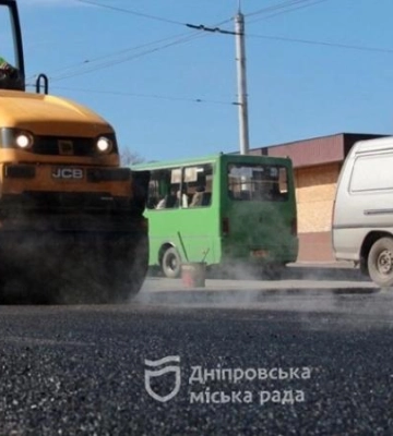 У Дніпрі автошляхи вже ремонтують гарячим асфальтуванням