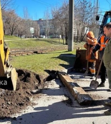 Старт сезону гарячого асфальтування, ремонти дощоприймачів і порятунок чотирилапих переселенців: інспекція чергового по місту