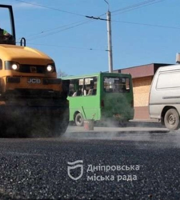У Дніпрі автошляхи вже ремонтують гарячим асфальтуванням