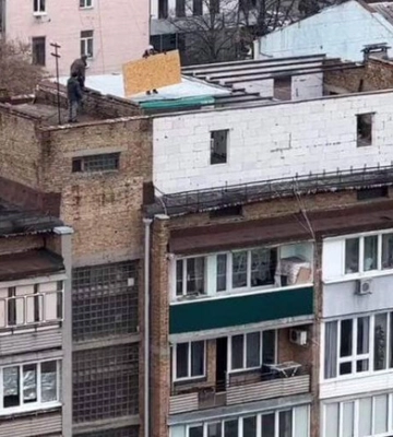 У Києві невідомі збудували цілий поверх на даху багатоквартирного будинку