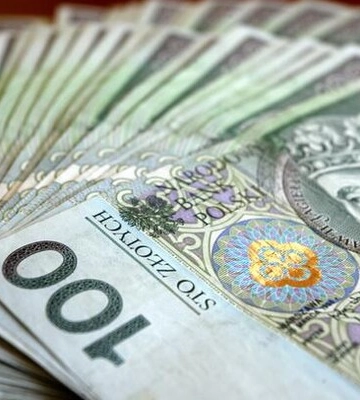 Польща почала повертати гроші, які незаконно отримали деякі біженці з України