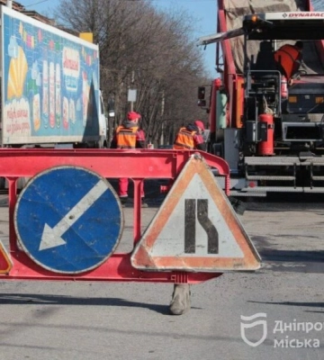 У Дніпрі автошляхи вже ремонтують гарячим асфальтуванням
